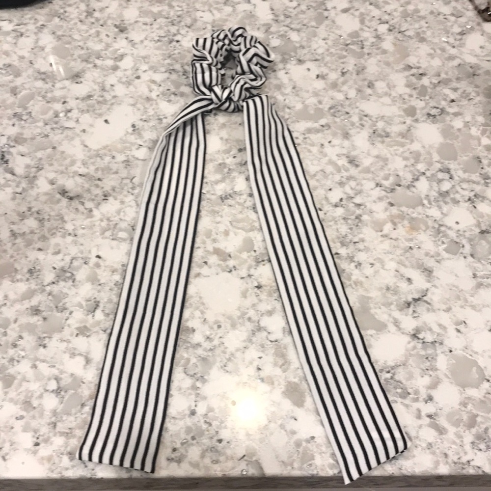Black & white hair tie.